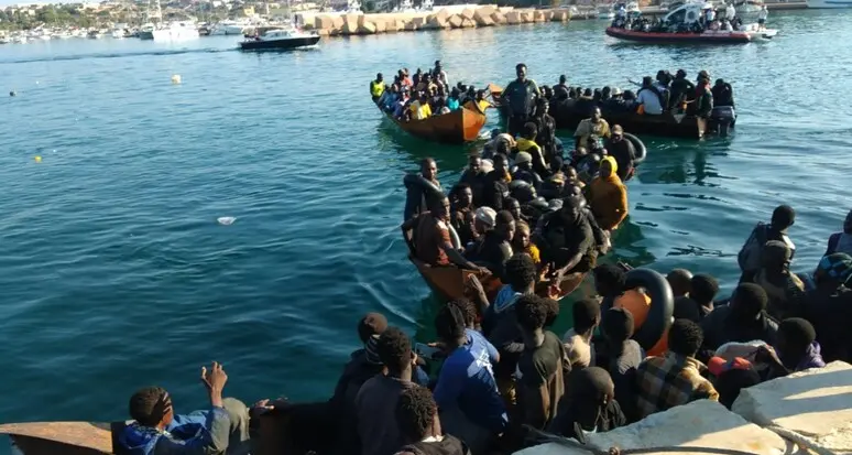 Neonato annega in mare a Lampedusa durante lo sbarco