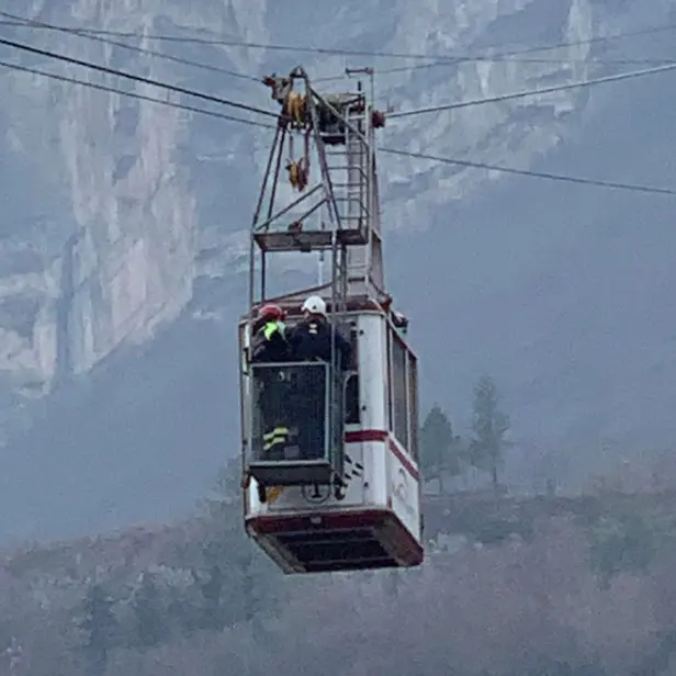 Funivia di Sardagna, spettacolare esercitazione dei vigili del fuoco, simulato il salvataggio di passeggeri bloccati a bordo