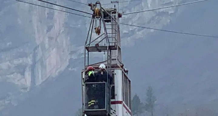 Funivia di Sardagna, spettacolare esercitazione dei vigili del fuoco, simulato il salvataggio di passeggeri bloccati a bordo