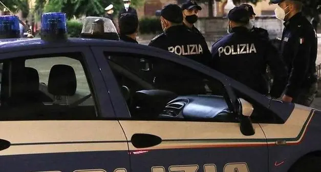 Pranzano a scrocco. Lei si spoglia, lui sfonda lunotto polizia