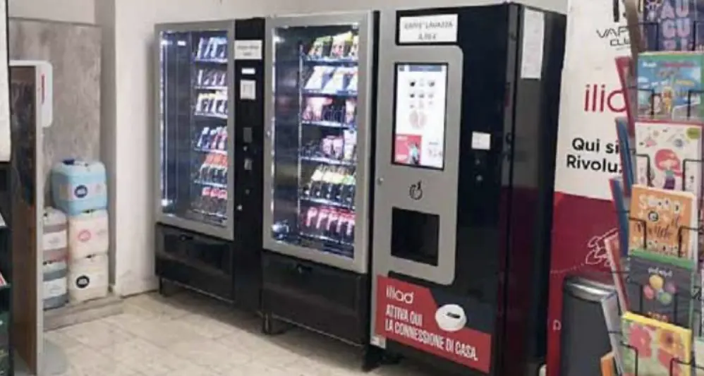 Troppi vandalismi, negoziante di Mori esasperato: “Via i distributori automatici”