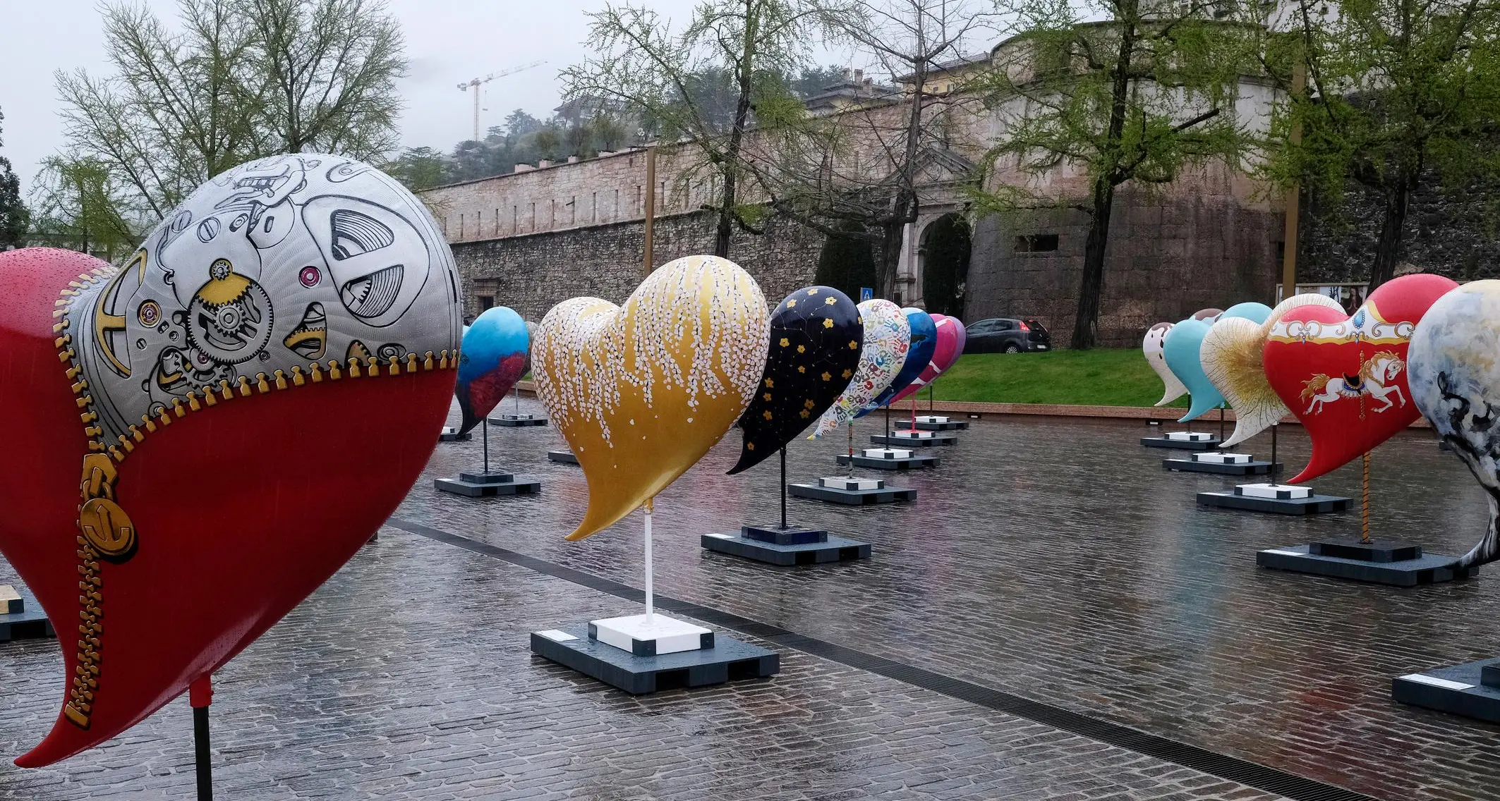 Tanti cuori giganti colorati in piazza Mostra, un omaggio artistico per la Capitale del Volontariato