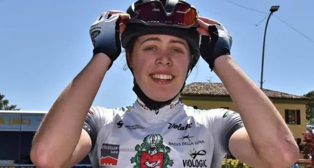 Il sorriso dell’eternità. Folla a Pinzolo in ascolto dei genitori di Sara Piffer: sempre con noi