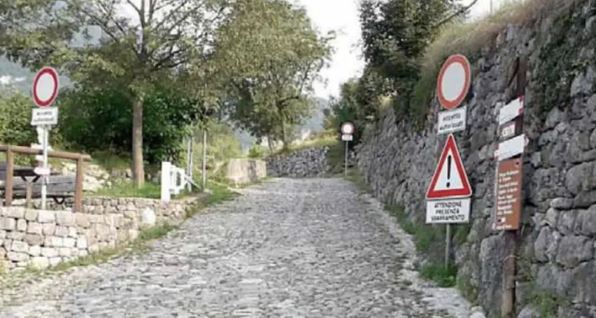 Tenno, i vandali ritornano in azione: divelta per la terza volta inizio estate la barriera contro l’accesso selvaggio al lago