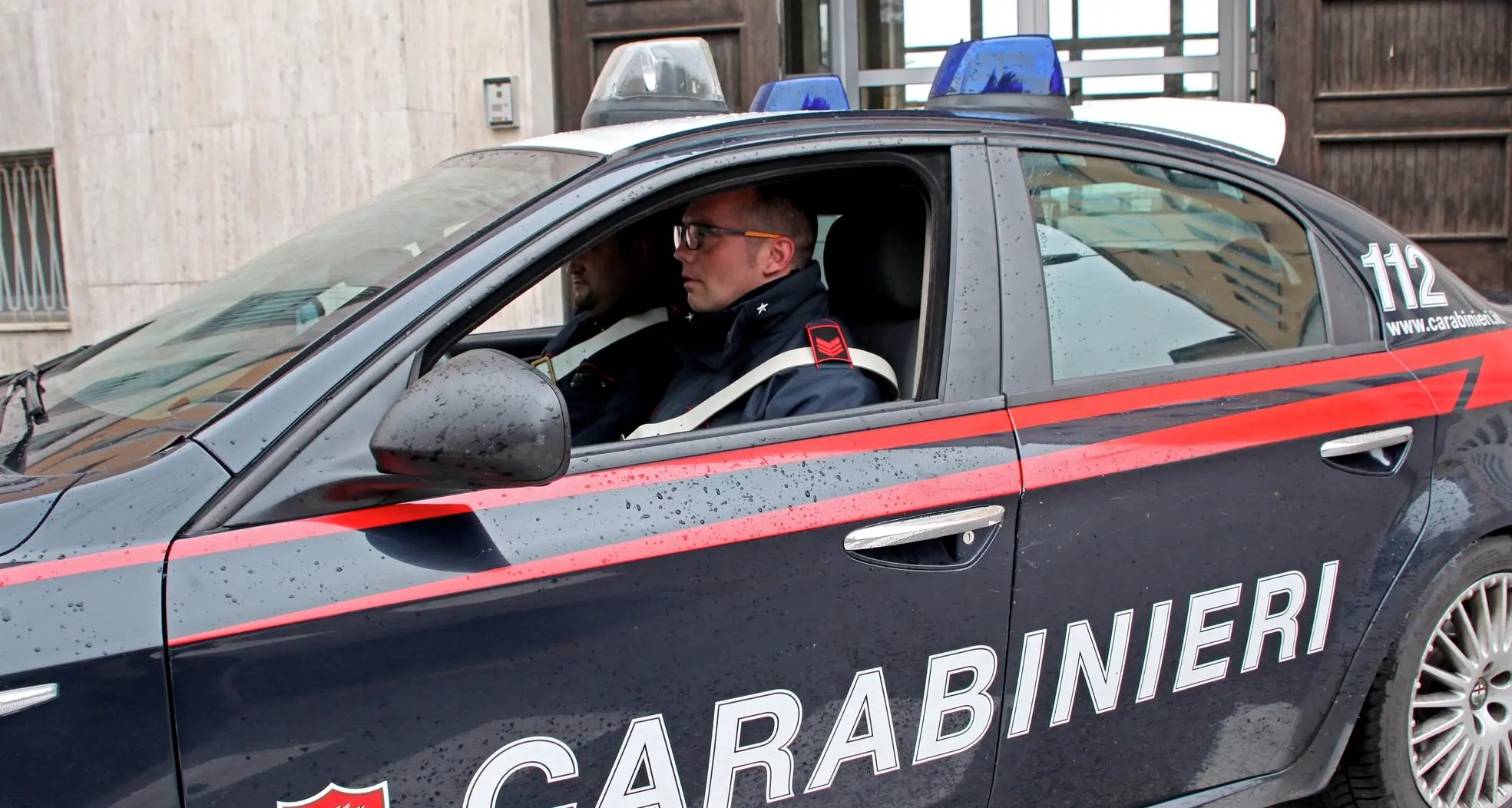 Rifiuta di mettere la mascherina al supermercato: all’arrivo dei Carabinieri li aggredisce e viene arrestato