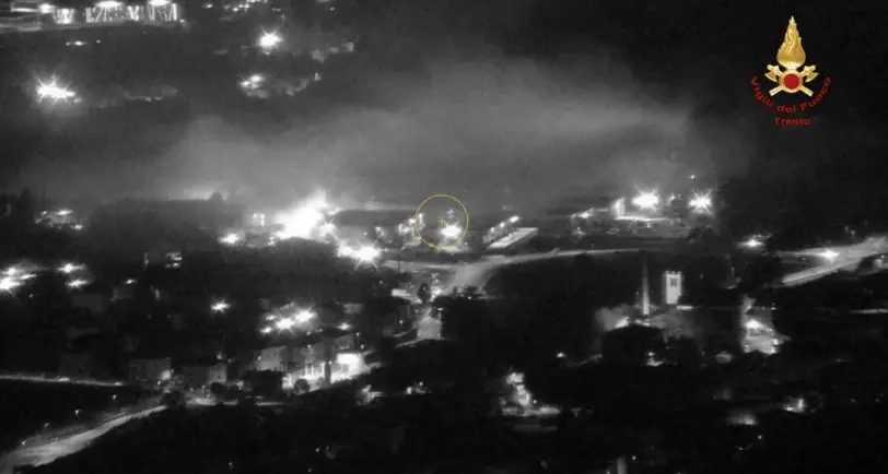 Paura a Isera: a fuoco una capannone di prodotti chimici, nube sulla zona industriale