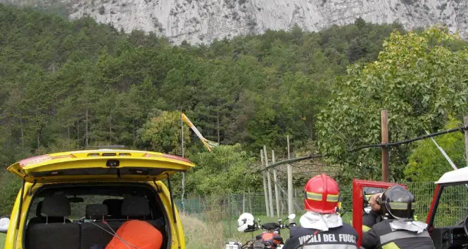 Base jumper precipita sulla parete delle Placche Zebrate e atterra su una pianta, soccorso