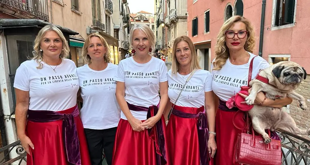 Venezia, red carpet bipartisan delle parlamentari contro i femminicidi