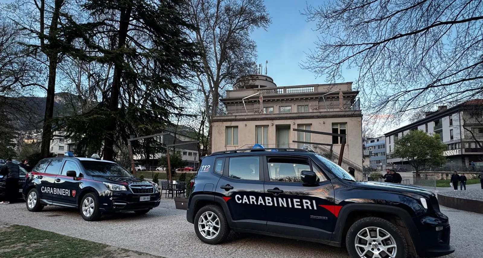 Rissa tra spacciatori rivali in piazza Dante, quattro persone ferite