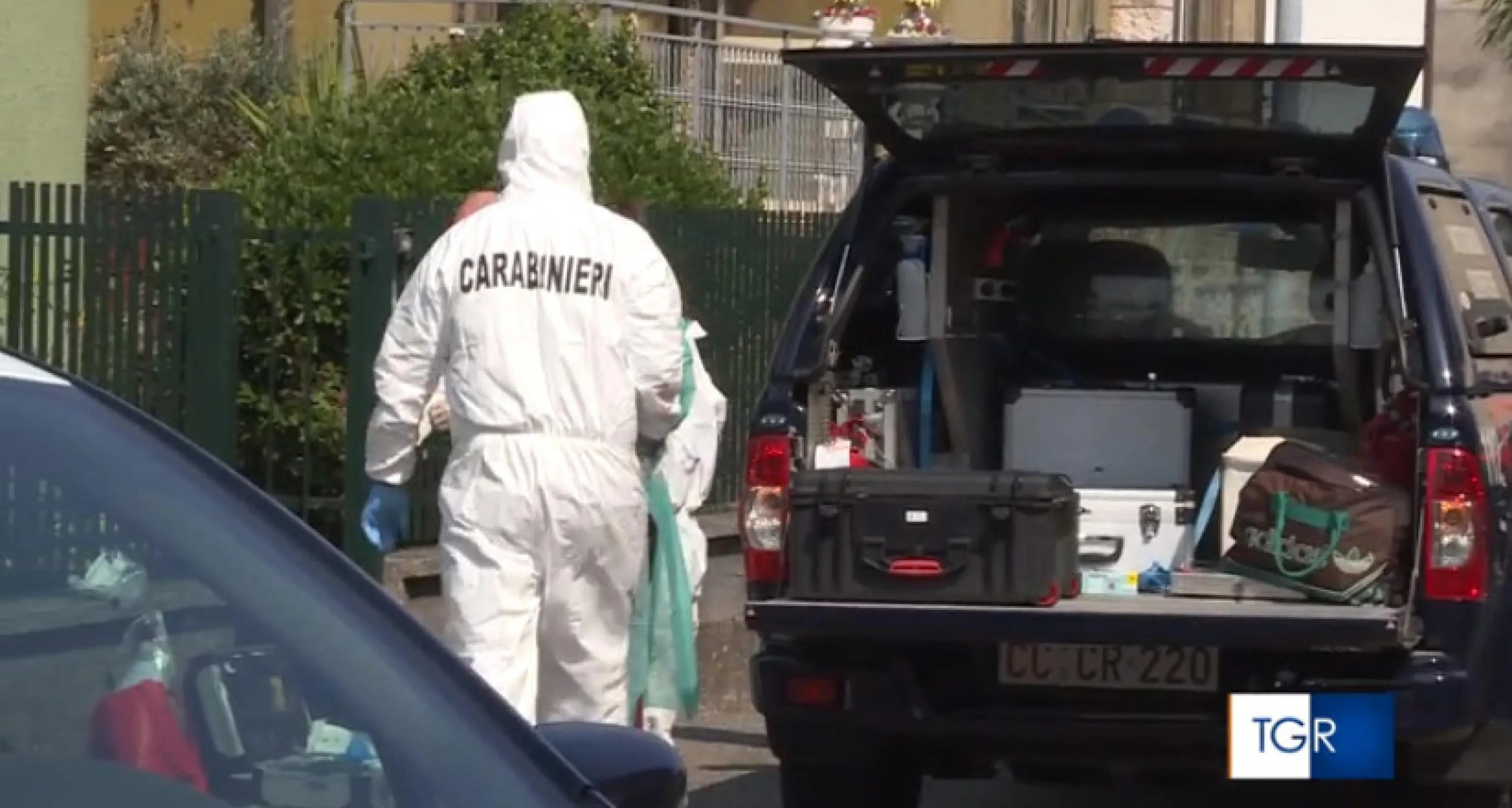 L’anziana trovata con due coltelli nella schiena: è stato il figlio