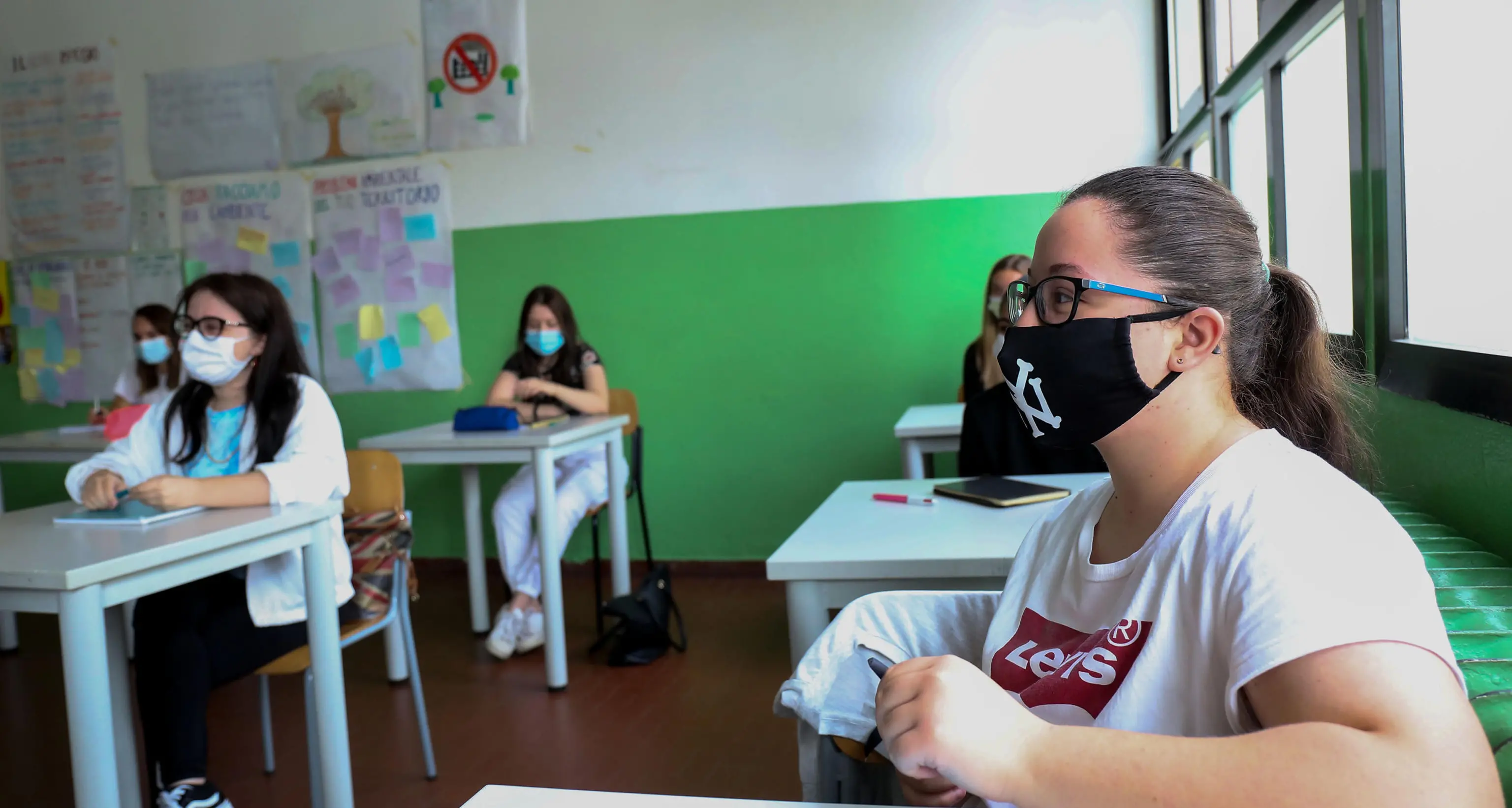 Scuola trentina aperta a ogni costo: 8 mila studenti in DAD, 434 classi a casa, è caos sulle regole e il contagio dilaga