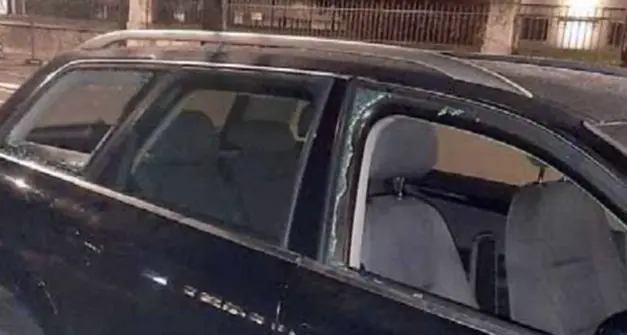 Raid vandalico in città: danneggiati i finestrini di dodici auto