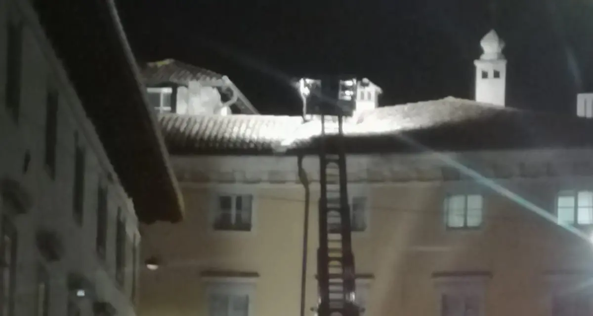 Operai bloccati su una piattaforma guasta sul tetto, salvati dai pompieri di Rovereto