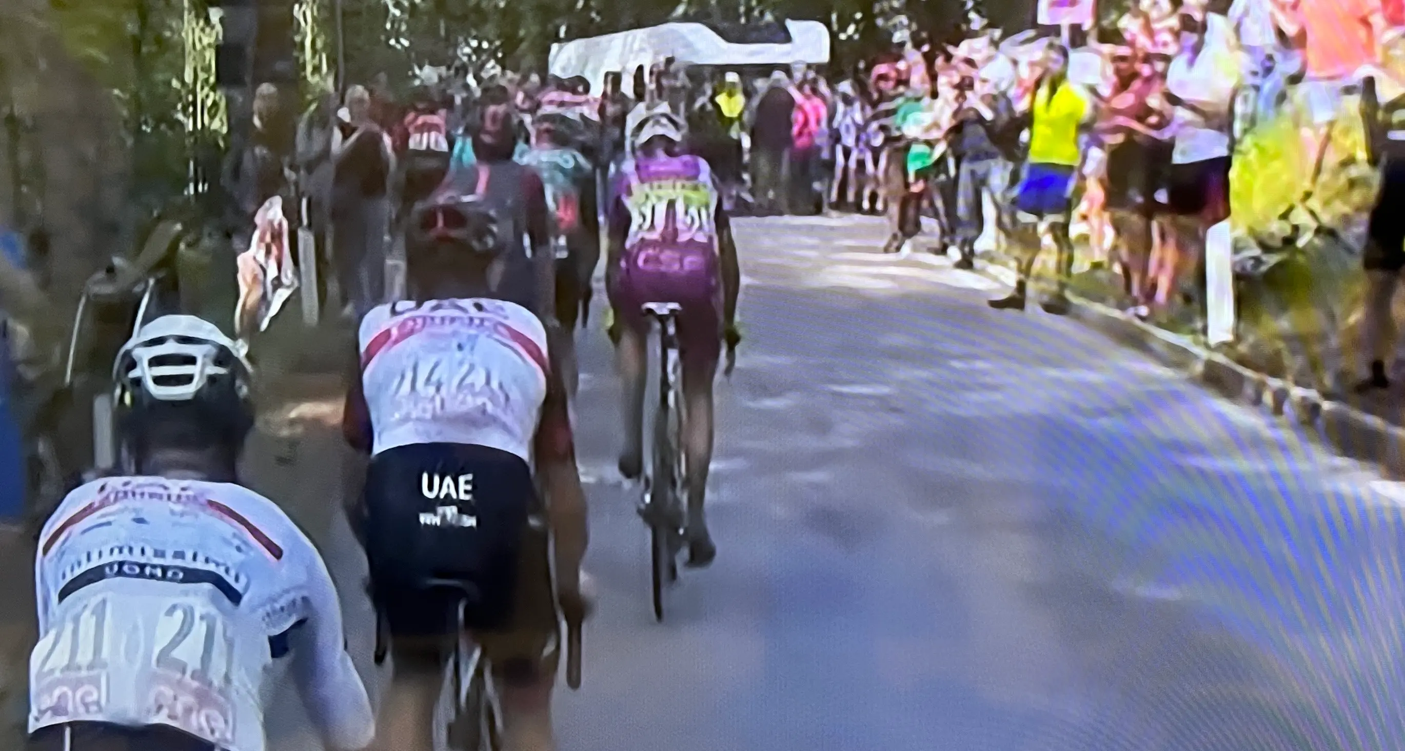 Giro d’Italia, grande spettacolo in Trentino: il colombiano Buitrago cade in discesa, poi vince