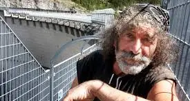 Mauro Corona a Verissimo: “Mi hanno ritirato la patente per il vino, mi sto curando”