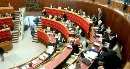 Adeguamento automatico degli stipendi dei consiglieri, l’ira di Fratelli d’Italia: “Indecorosi”