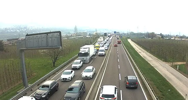 Due incidenti stradali a Trento mandano in tilt il traffico mattutino: code in tangenziale