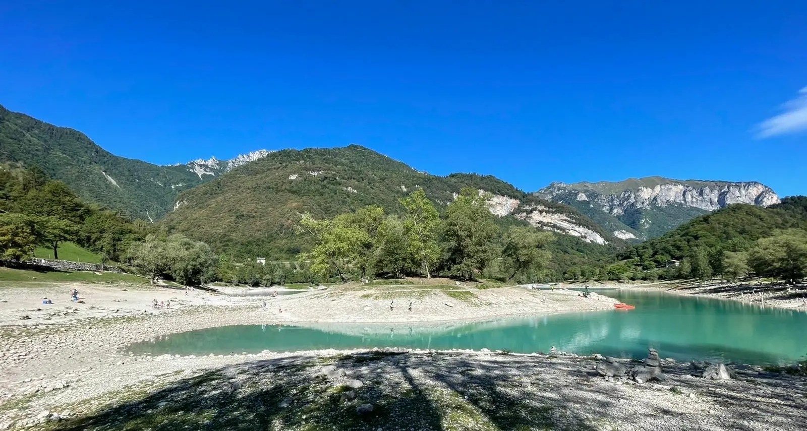 Il lago di Tenno? La siccità lo prosciuga, guardate com'è ridotto – FOTO