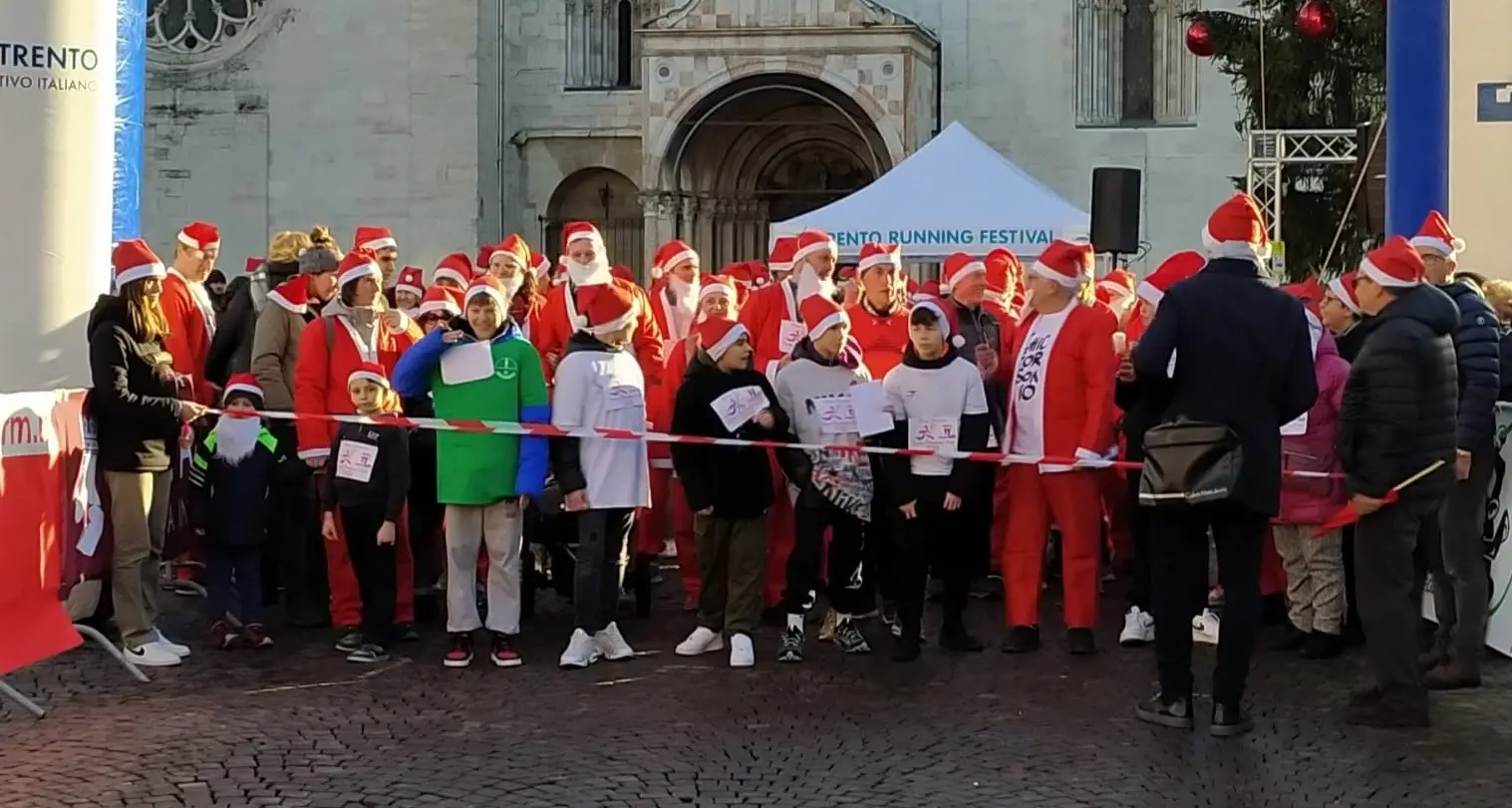 Sabato Trento invasa dai Babbo Natale per la Christmas Run di beneficienza per la Lilt
