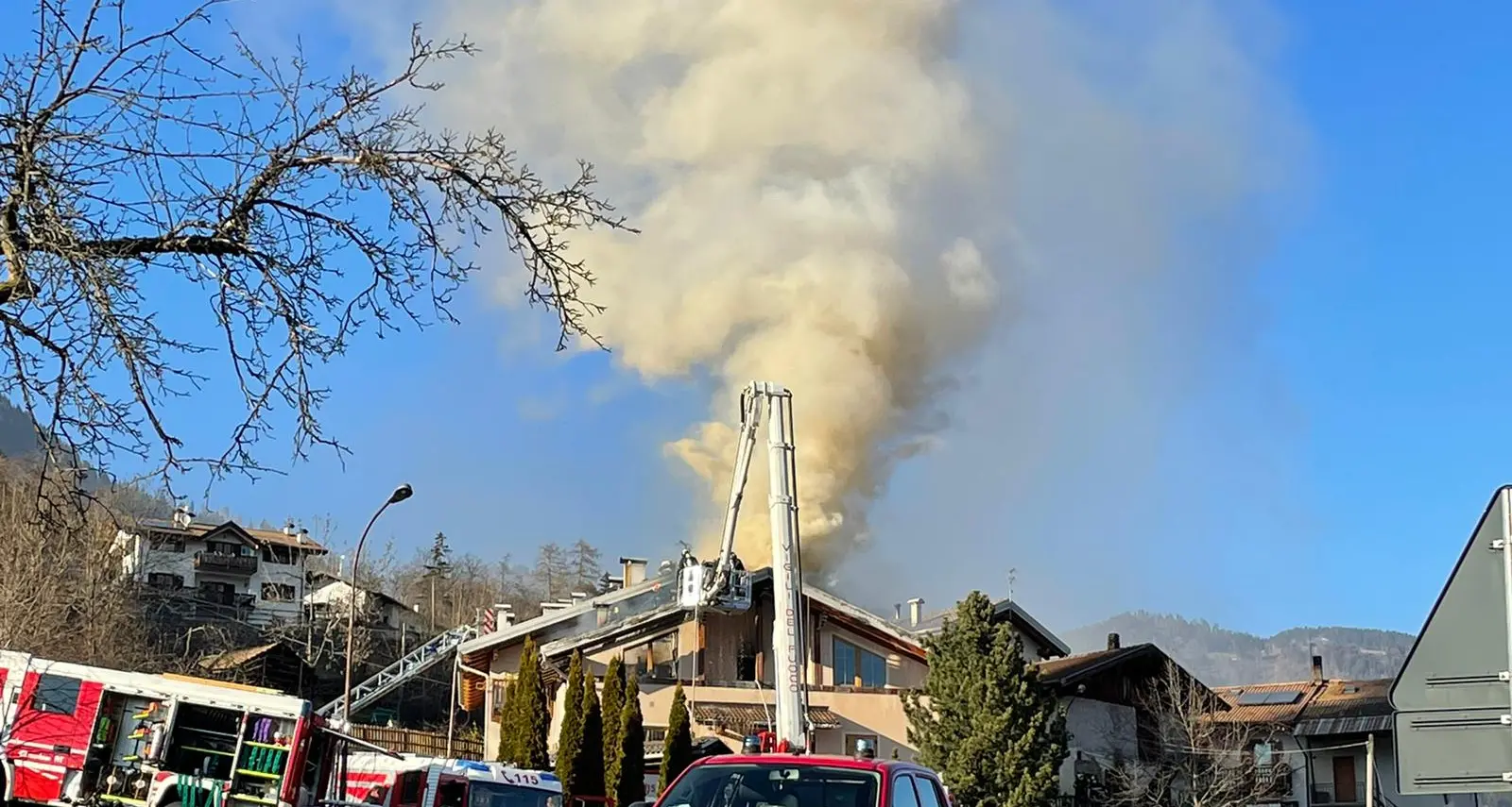 Diastroso rogo a Sant’Orsola: distrutta una casa con sei appartamenti ai Tasini