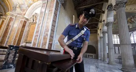 Ruba le offerte della chiesa, il parroco gli trova lavoro