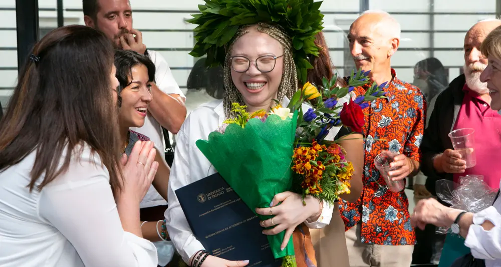 L’ex rifugiata si è laureata a Trento: complimenti, dottoressa Joy!