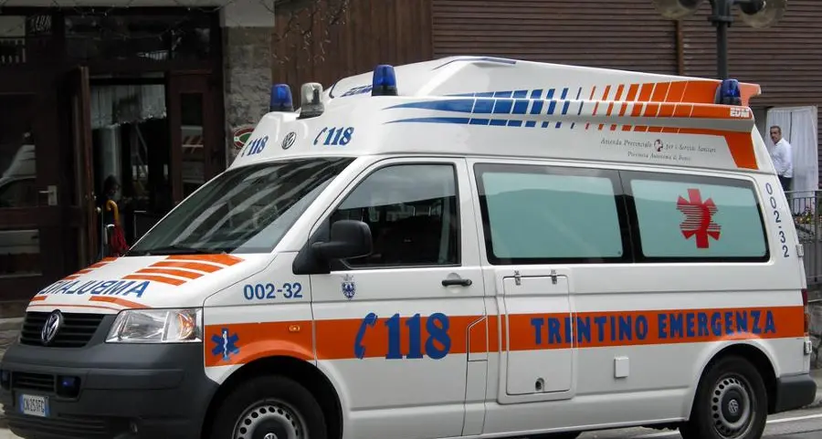 Motorino investe una donna 83 anni sulle strisce pedonali, a Trento: non in pericolo di vita