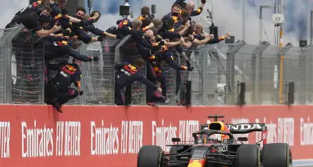 Francia: vince Verstappen, undicesima la Ferrari di Sainz