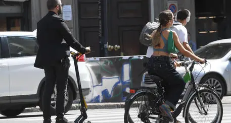 Verso la stretta sui monopattini, vietato fumare o parlare al telefonino per chi guida