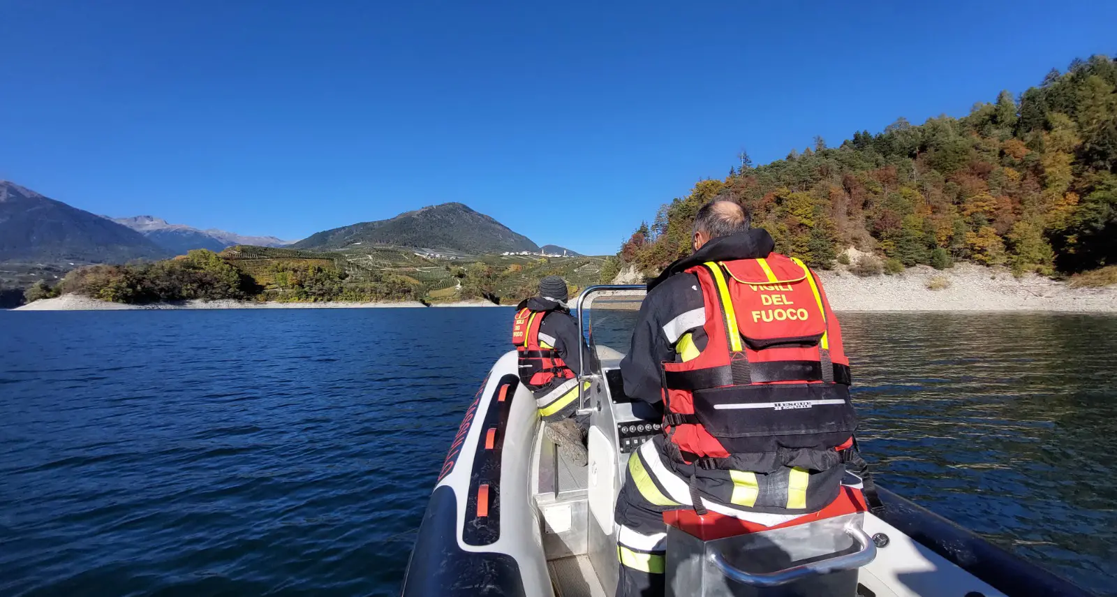 Tragedia a Santa Giustina: pescatore colpito da un malore, muore sulla riva del lago