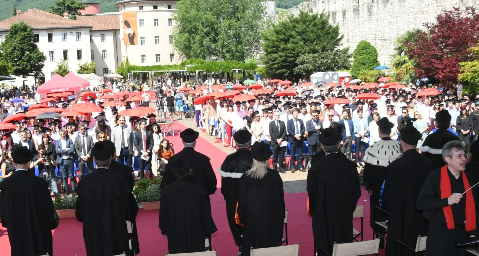 In piazza Fiera cerimonia per 440 laureati di UniTN, il rettore: «Siate migliori di noi, io scommetto su ciascuno di voi per il futuro»