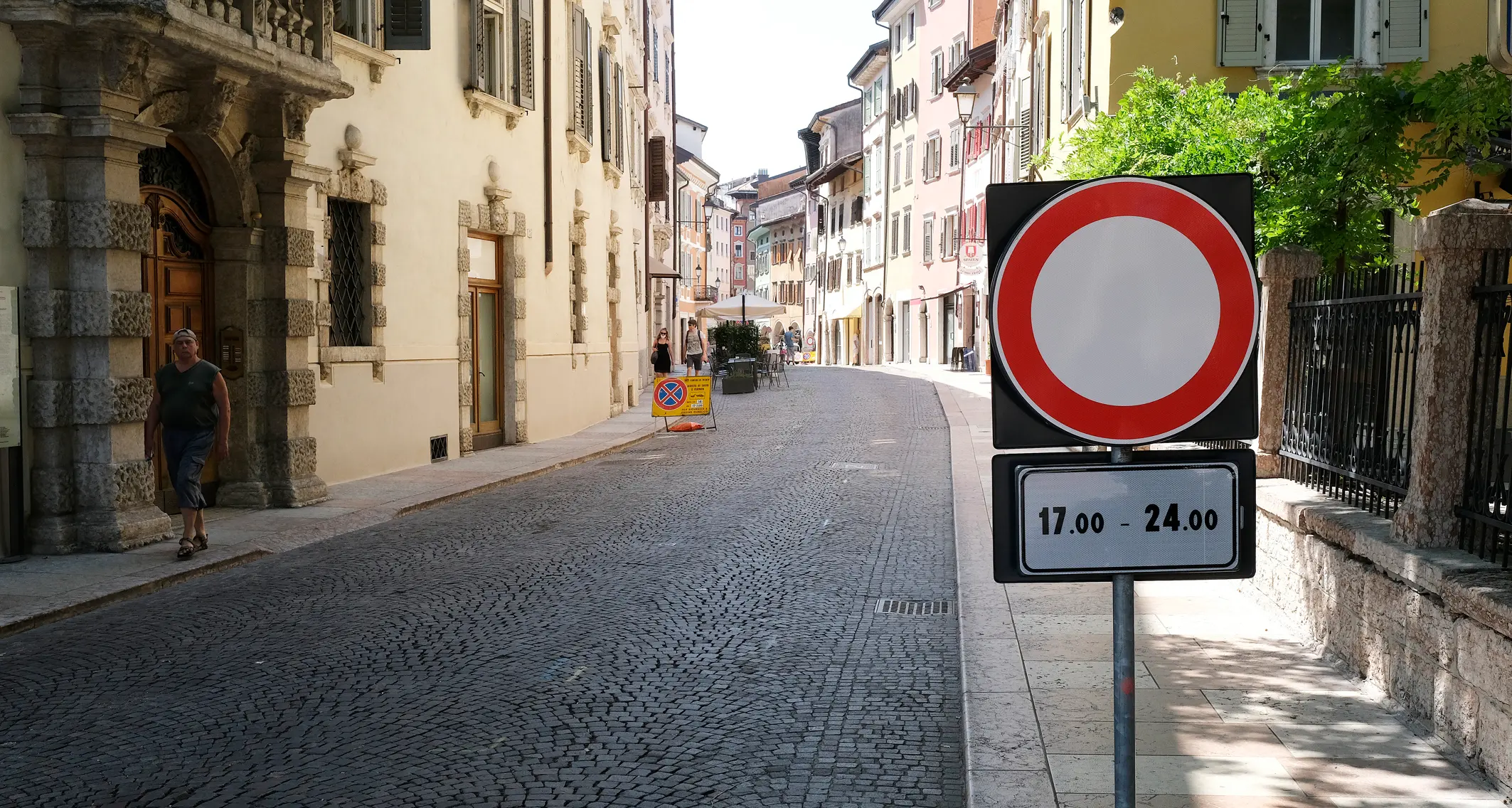 Via Suffragio senza auto: bella, ma per gli esercenti è un problema, e sul futuro della via come sede di concertini c’è scetticismo