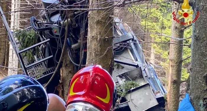 Il video della tragedia della funivia: «La cabina era arrivata in cima, poi uno scossone e l’arretramento»