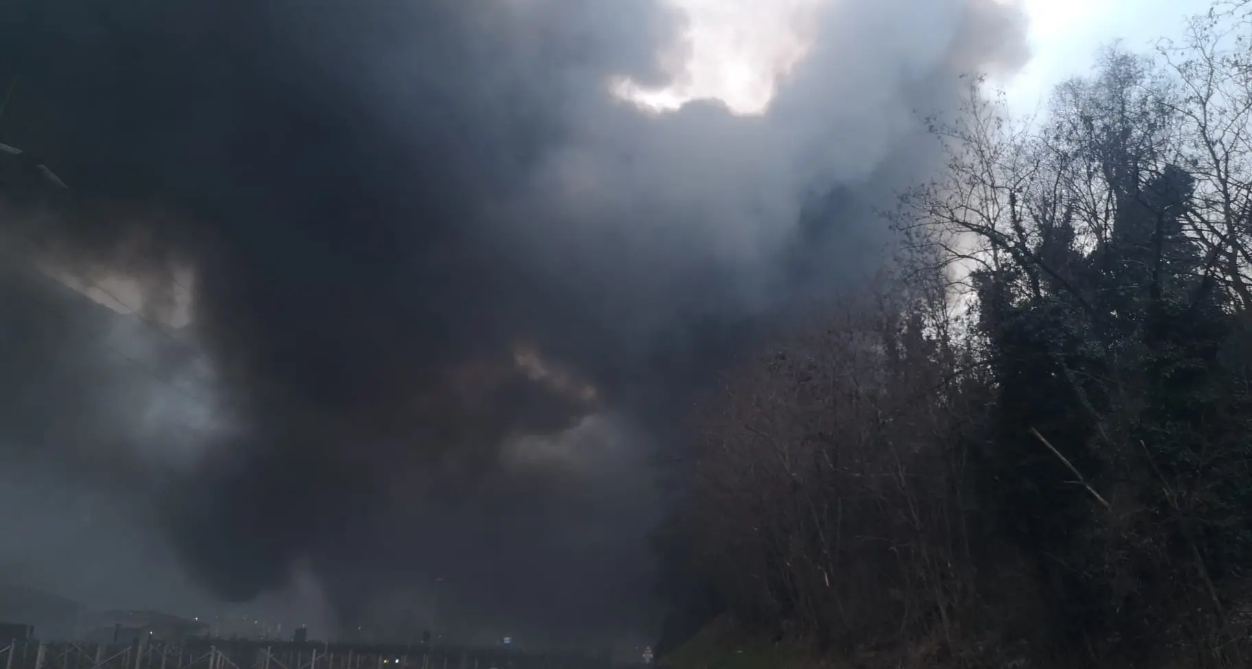 Fiamme in un’azienda agricola di Avio, mobilitati più corpi: intervento in corso