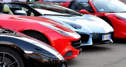 La truffa delle auto di lusso nell'autosalone \"fantasma\": pagavano le Audi, Bmw, Bugatti e Ferrari, ma non le hanno mai viste