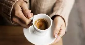 Botte e minacce al barista perché il caffè non è buono: all’aggressore 1.500 euro di multa