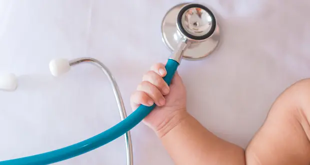 Pediatri, polemiche dopo gli aumenti ai gettonisti: “1.300 euro a turno, coste da Corte dei conti”