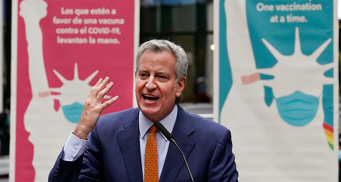 New York: o ti vaccini o non lavori, ultimatum del sindaco De Blasio per i dipendenti pubblici (ma vale già per insegnanti e sanitari)
