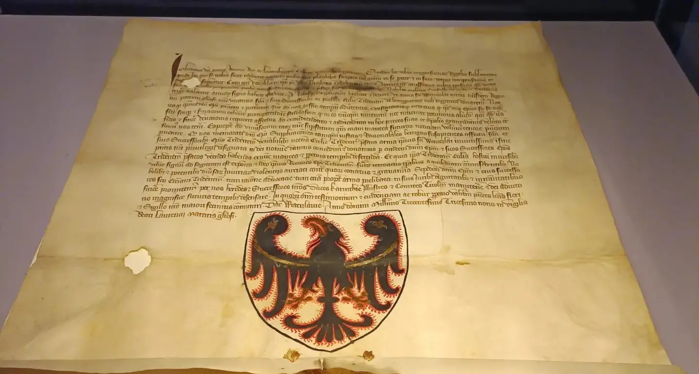 Ultimi giorni per vedere la pergamena del 1300 con l’aquila di San Venceslao al Buonconsiglio