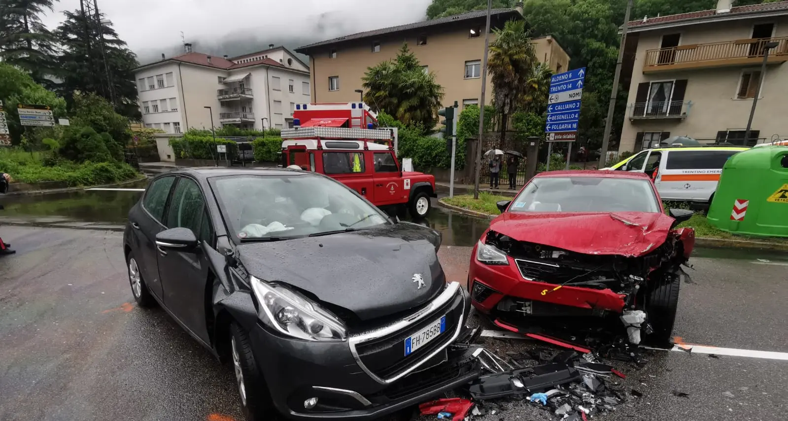 Scontro tra due macchine a Nomi, un paio di persone ferite