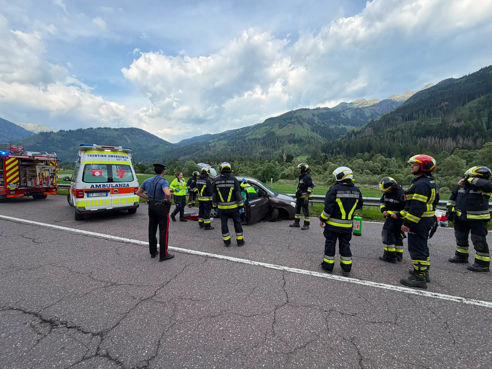Auto fuori strada a Ziano di Fiemme, ferito un uomo di 60 anni