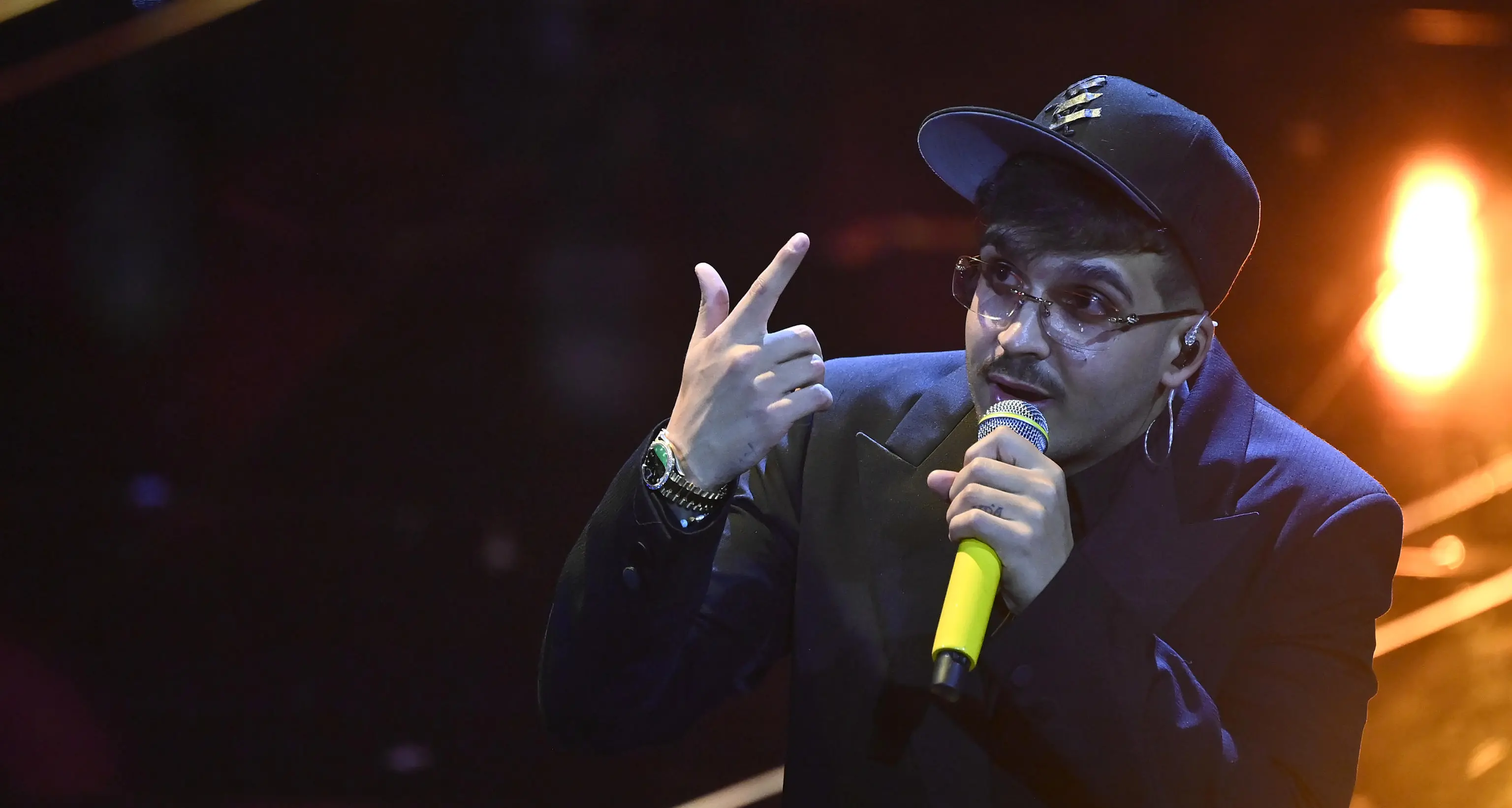 Sanremo, l’Ariston fischia il primo posto di Geolier, vincitore della serata cover. Seconda Angelina Mango