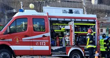 Per evitare l’incidente perde il controllo della moto e finisce fuori strada