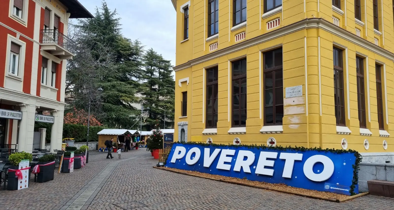 Vandali in azione ai Mercatini di Rovereto: trasformano l’insegna in «Povereto»