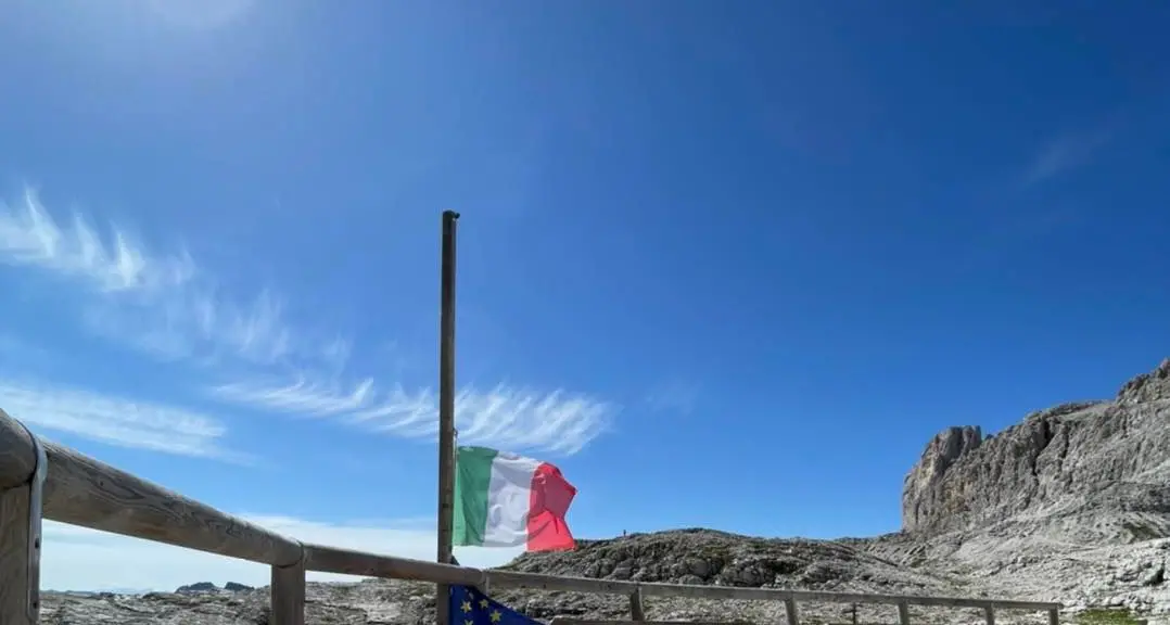 Tragedia della Marmolada, i rifugi delle Alpi con la bandiera a mezz'asta