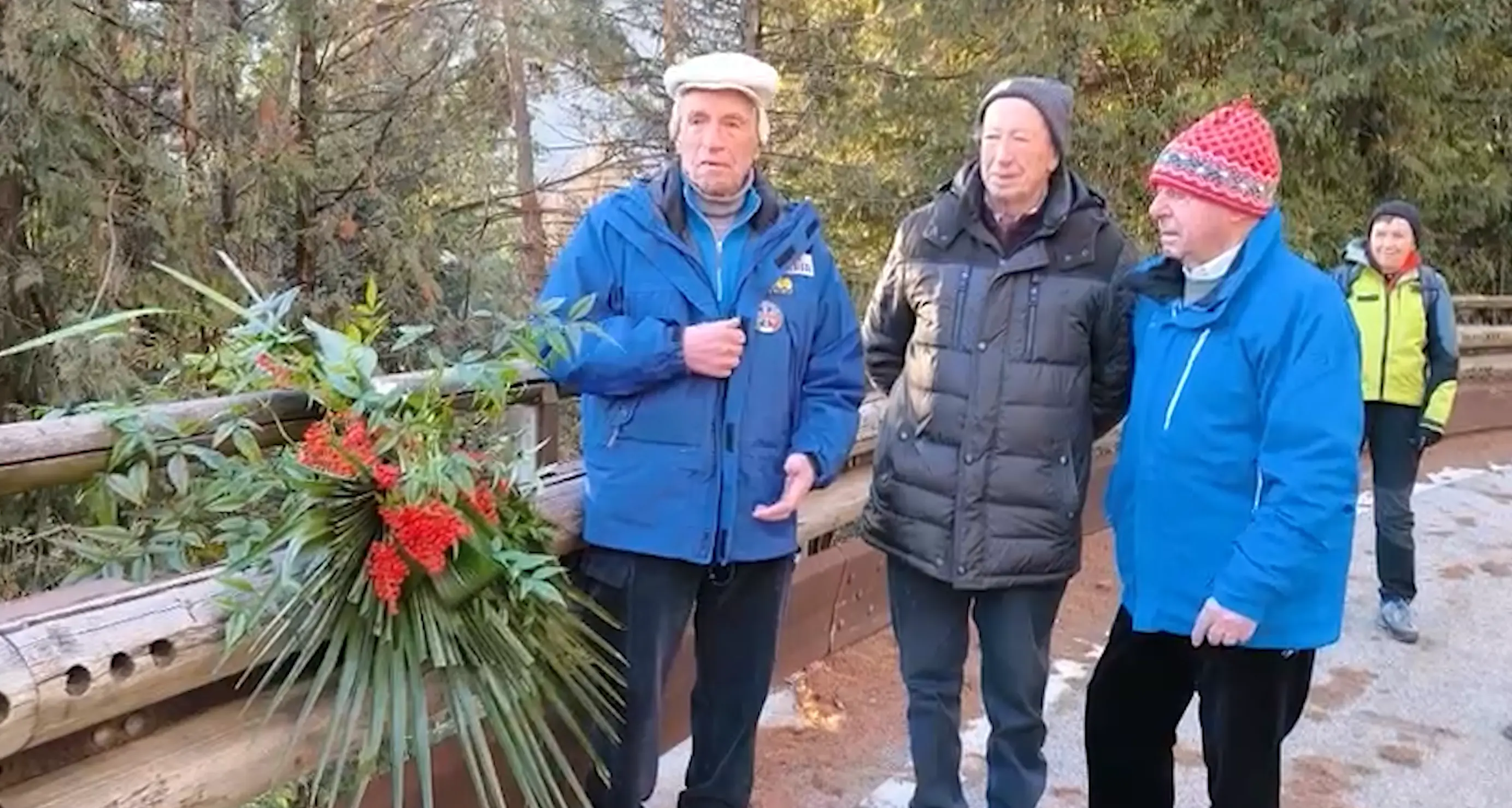 Una corona di fiori per ricordare la strage della corriera in Bondone