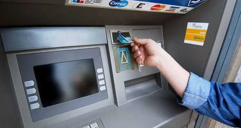 Perdi il bancomat, ma la banca ti cambia il contratto per rifarlo: l'allerta del Centro Consumatori, non è corretto