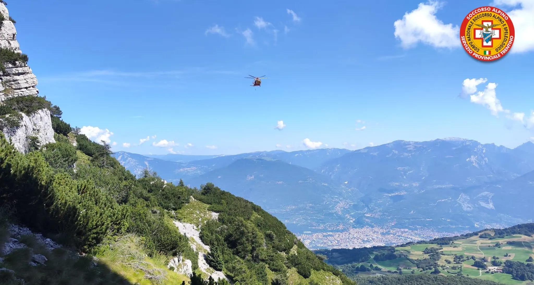 Va a sbattere con il parapendio contro la roccia e precipita tra la cima del monte Stivo e passo Bordala