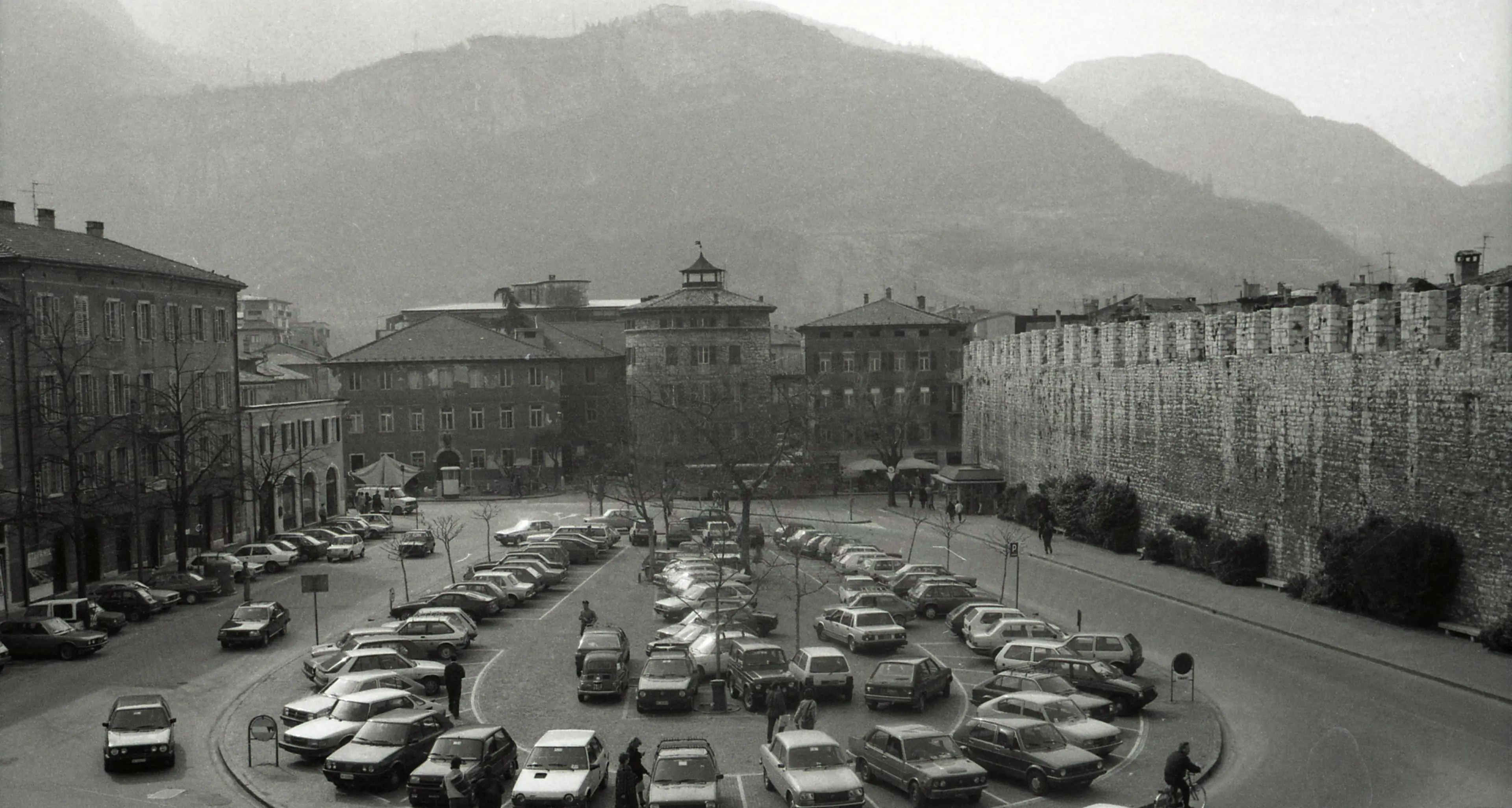 Piazza Fiera con le auto o via Verdi con le Aziende Agrarie : ecco la Trento di una volta, nelle foto dell'archivio dell'Adige