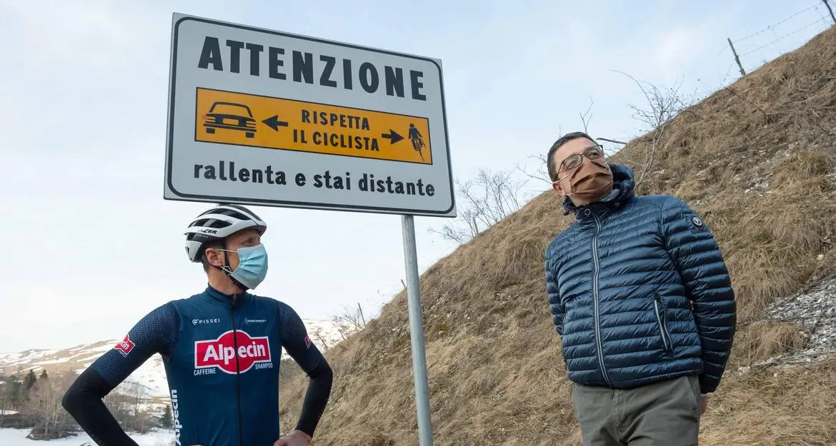 Anche a Sega di Ala i cartelli “Rispetta il ciclista”. E si avvicina il Giro d’Italia
